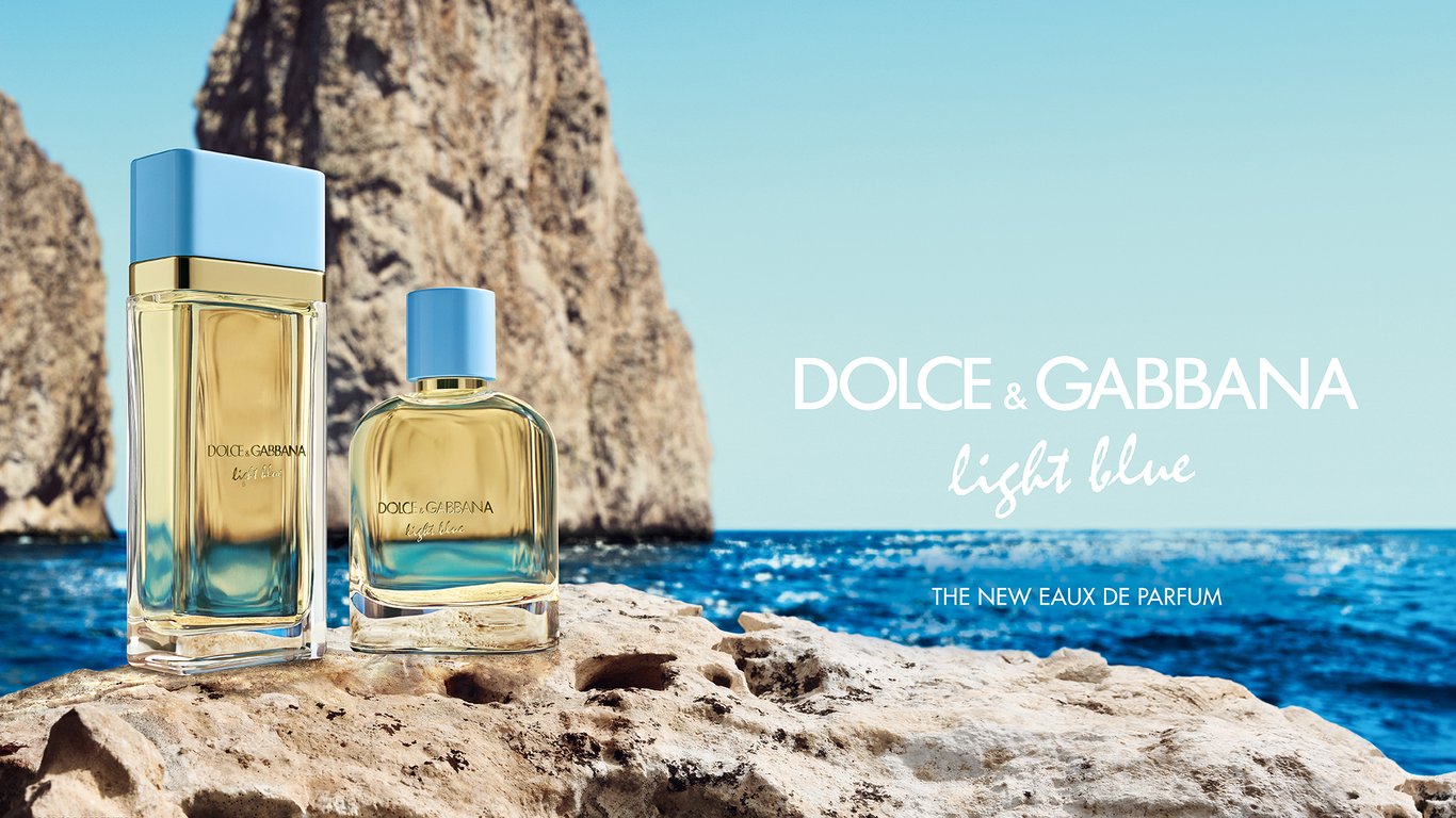 Bilde av nyheten Light Blue parfyme på en klippe med utsikt til havet.