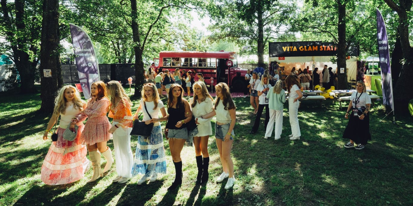 Jenter på festival 