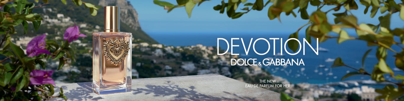 Bilde av nyheten Devotion parfyme på en klippe med utsikt til havet. 