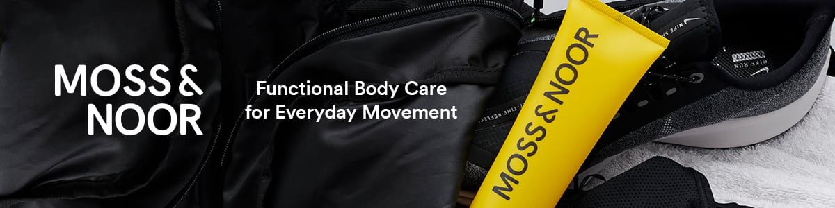 Dekorativt toppbanner til merkeside. Moss & Noor logo med bilde av moss og noor tube i gul med treningsko og utstyr i bakgrunnen. Tekst: "Functional Body Care for Everydaty Movement"