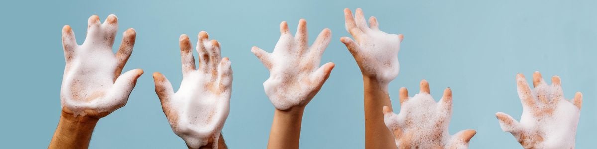 bilde av hender med såpe