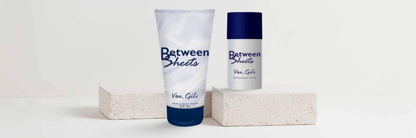 Van gils dufter i et miljøbilde. Viser tre ulike produkter under vann i et mørkt motiv.