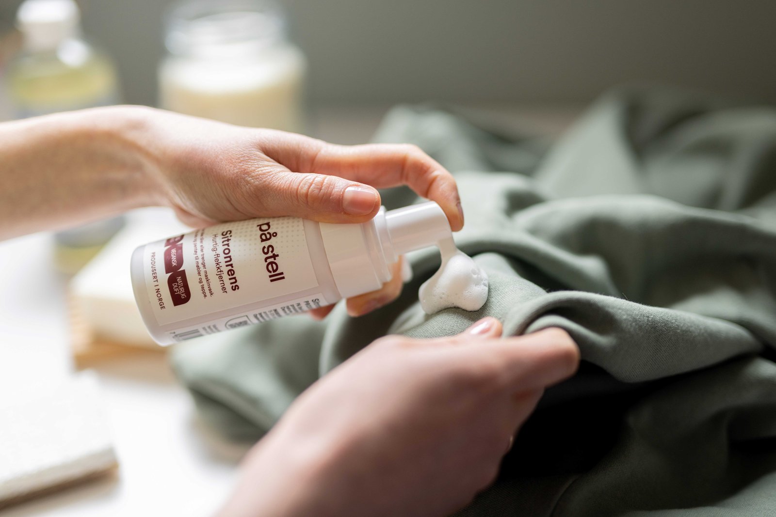 Slik fjerner du flekker etter solkrem og lotion fra klær