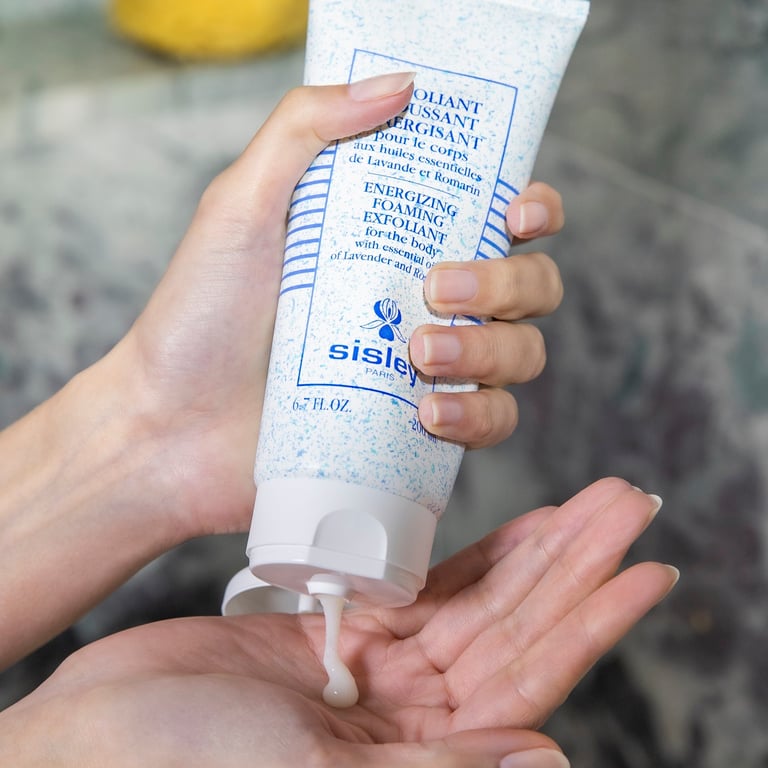 Sisley Energizing Foaming Exfoliant - Revitaliserende Glød | Vita.no